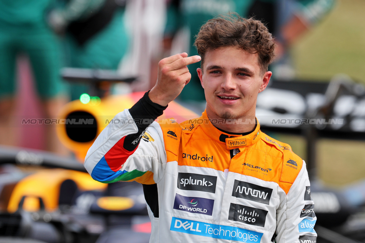 GP GRAN BRETAGNA, Lando Norris (GBR) McLaren celebrates his second position in parc ferme.

09.07.2023. Formula 1 World Championship, Rd 11, British Grand Prix, Silverstone, England, Gara Day.

 - www.xpbimages.com, EMail: requests@xpbimages.com © Copyright: Rew / XPB Images