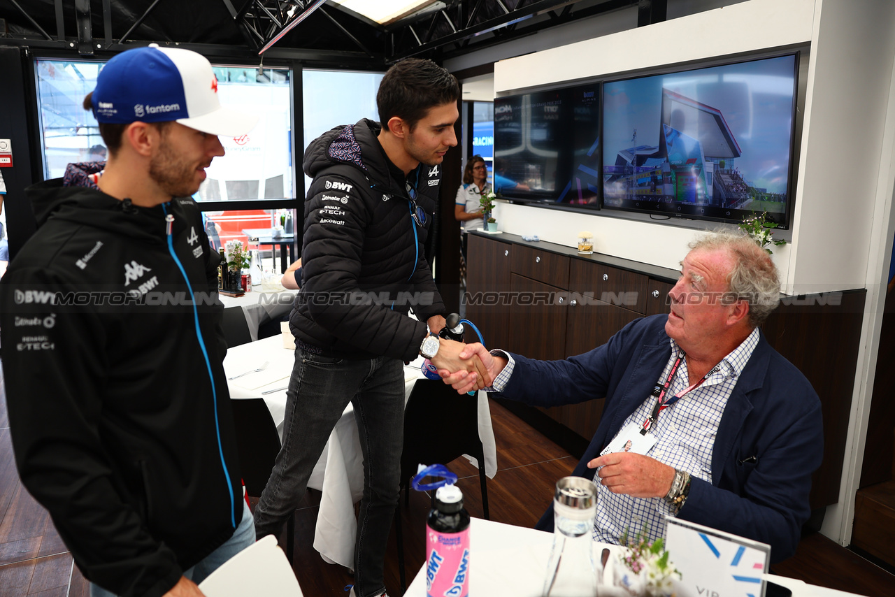 GP GRAN BRETAGNA, Pierre Gasly (FRA) Alpine F1 Team e Esteban Ocon (FRA) Alpine F1 Team with Jeremy Clarkson (GBR).

09.07.2023. Formula 1 World Championship, Rd 11, British Grand Prix, Silverstone, England, Gara Day.

- www.xpbimages.com, EMail: requests@xpbimages.com © Copyright: Batchelor / XPB Images