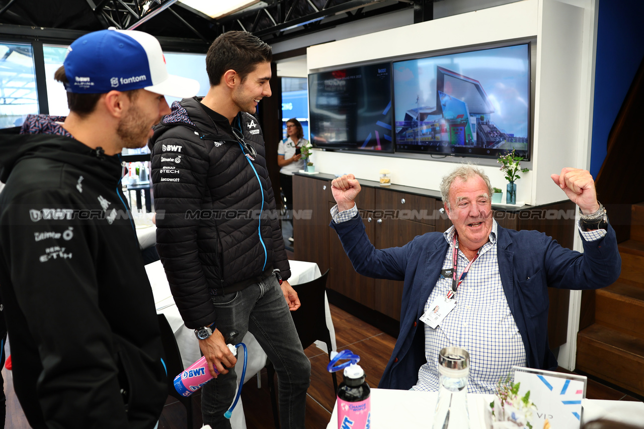 GP GRAN BRETAGNA, Pierre Gasly (FRA) Alpine F1 Team e Esteban Ocon (FRA) Alpine F1 Team with Jeremy Clarkson (GBR).

09.07.2023. Formula 1 World Championship, Rd 11, British Grand Prix, Silverstone, England, Gara Day.

- www.xpbimages.com, EMail: requests@xpbimages.com © Copyright: Batchelor / XPB Images