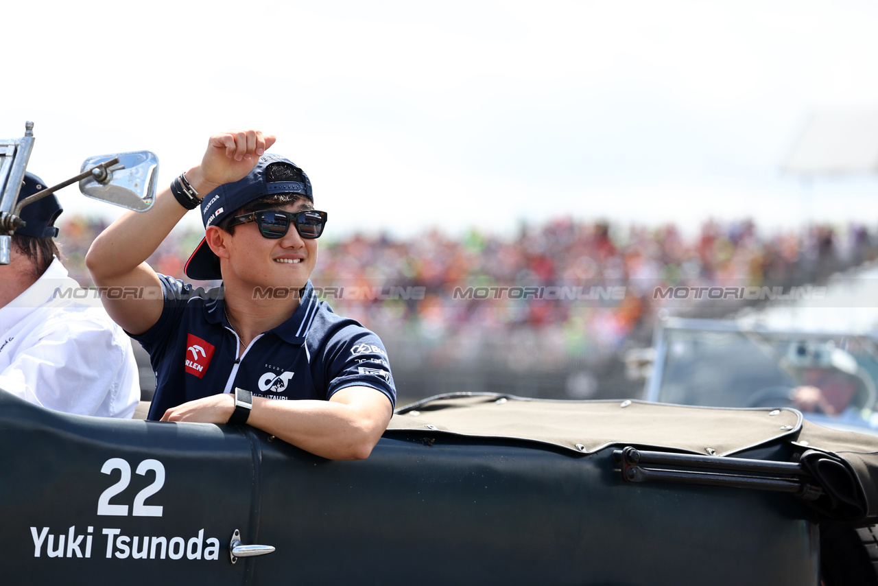 GP GRAN BRETAGNA, Yuki Tsunoda (JPN) AlphaTauri on the drivers' parade.

09.07.2023. Formula 1 World Championship, Rd 11, British Grand Prix, Silverstone, England, Gara Day.

- www.xpbimages.com, EMail: requests@xpbimages.com © Copyright: Batchelor / XPB Images