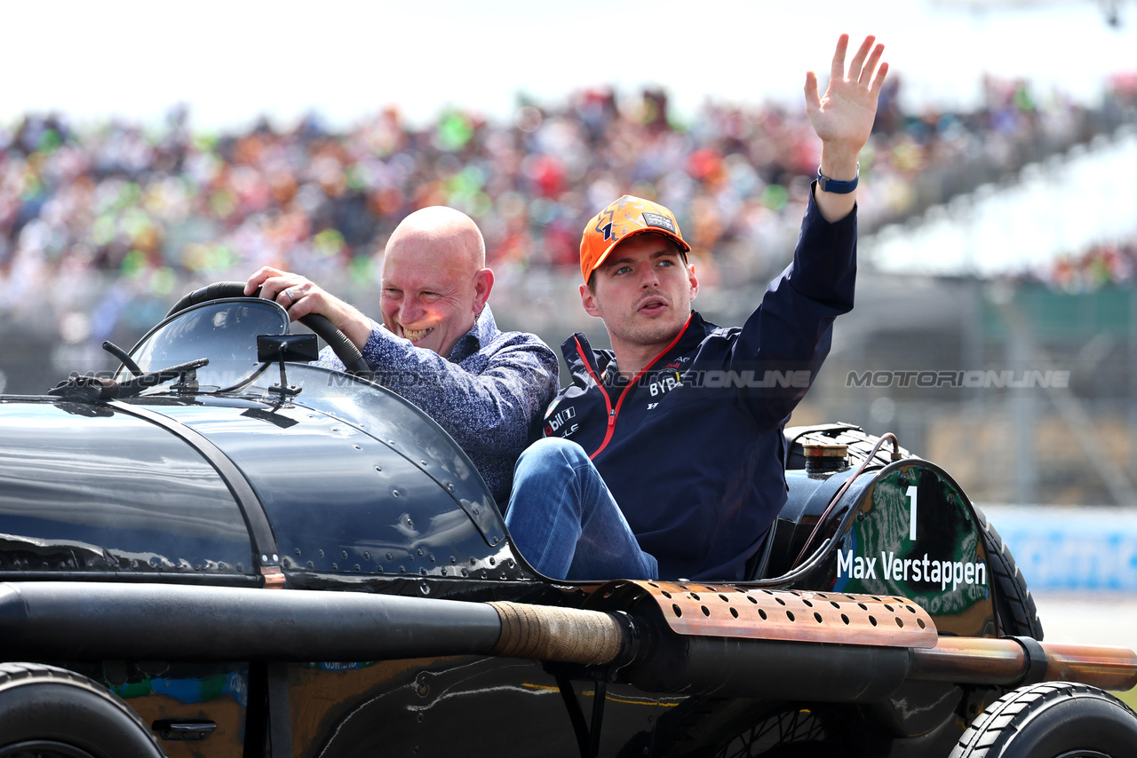GP GRAN BRETAGNA, Max Verstappen (NLD) Red Bull Racing on the drivers' parade.

09.07.2023. Formula 1 World Championship, Rd 11, British Grand Prix, Silverstone, England, Gara Day.

- www.xpbimages.com, EMail: requests@xpbimages.com © Copyright: Batchelor / XPB Images