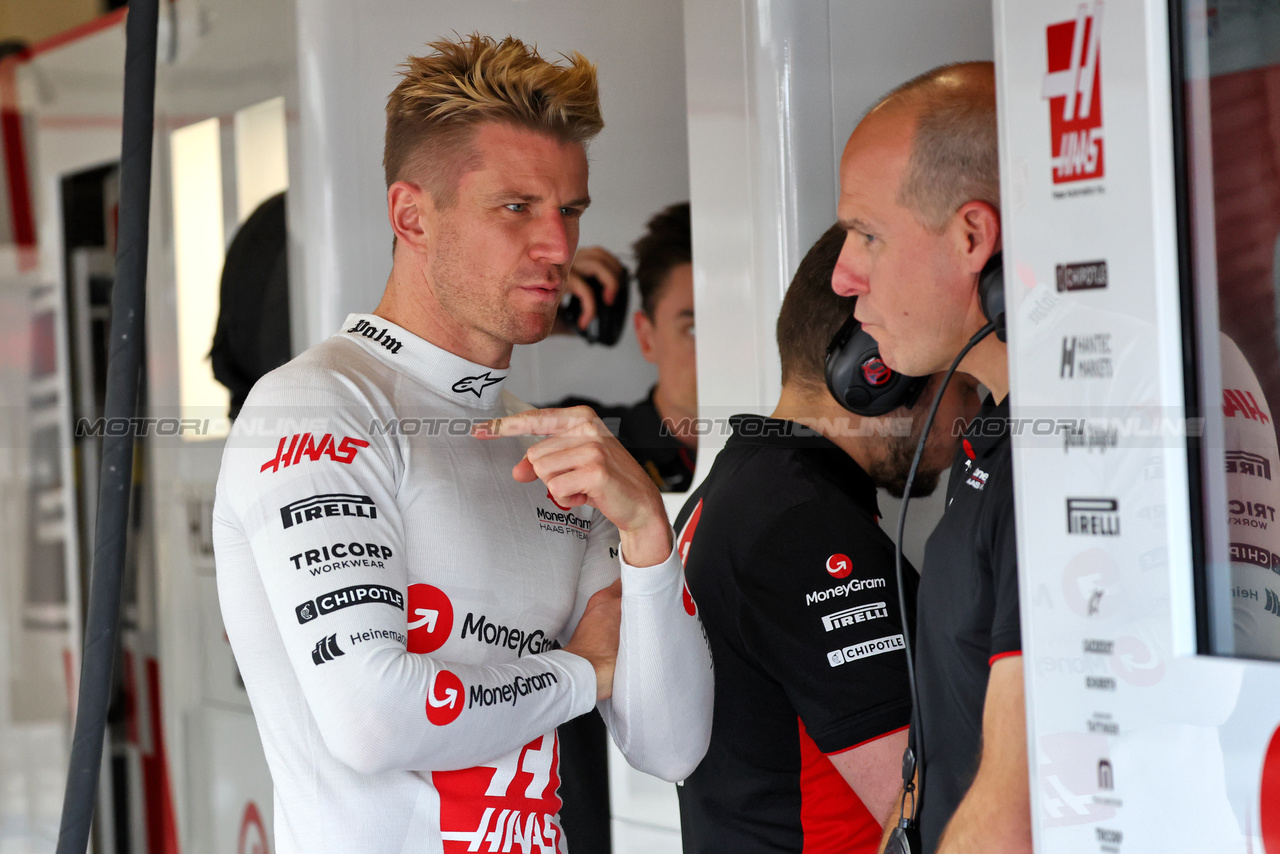 GP GRAN BRETAGNA, Nico Hulkenberg (GER) Haas F1 Team with Gary Gannon (GBR) Haas F1 Team Gara Engineer.

09.07.2023. Formula 1 World Championship, Rd 11, British Grand Prix, Silverstone, England, Gara Day.

- www.xpbimages.com, EMail: requests@xpbimages.com © Copyright: Batchelor / XPB Images