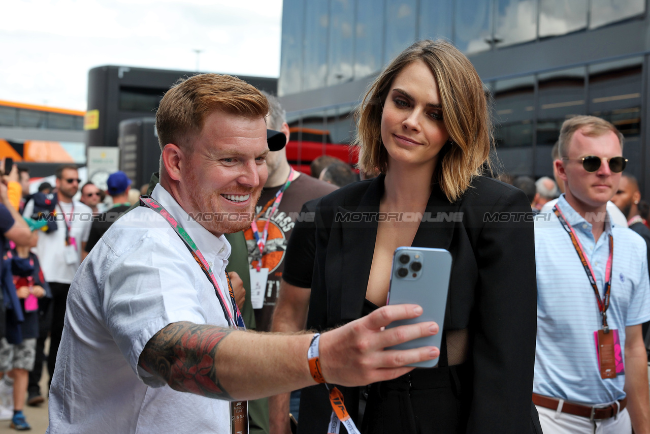 GP GRAN BRETAGNA, Cara Delevingne (GBR) Model e Actress.

09.07.2023. Formula 1 World Championship, Rd 11, British Grand Prix, Silverstone, England, Gara Day.

 - www.xpbimages.com, EMail: requests@xpbimages.com © Copyright: Rew / XPB Images
