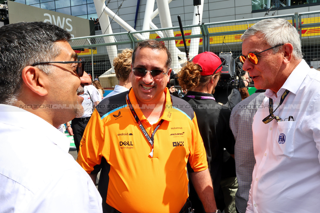 GP GRAN BRETAGNA, Sheikh Mohammed bin Essa Al Khalifa (BRN) CEO of the Bahrain Economic Development Board e McLaren Shareholder (Centre) on the grid.

09.07.2023. Formula 1 World Championship, Rd 11, British Grand Prix, Silverstone, England, Gara Day.

- www.xpbimages.com, EMail: requests@xpbimages.com © Copyright: Batchelor / XPB Images