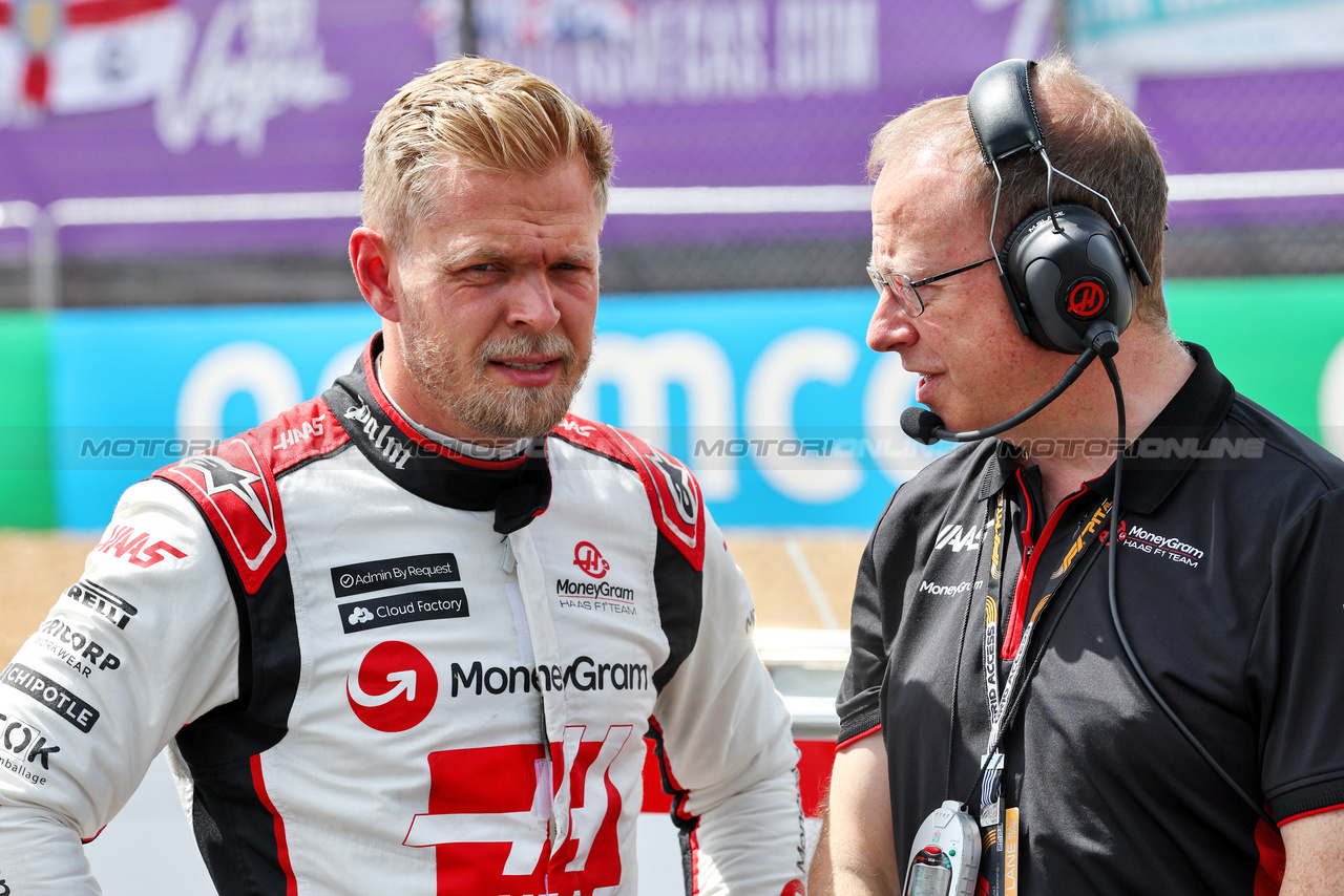 GP GRAN BRETAGNA, Kevin Magnussen (DEN) Haas F1 Team with Mark Slade (GBR) Haas F1 Team Gara Engineer on the grid.

09.07.2023. Formula 1 World Championship, Rd 11, British Grand Prix, Silverstone, England, Gara Day.

- www.xpbimages.com, EMail: requests@xpbimages.com © Copyright: Batchelor / XPB Images