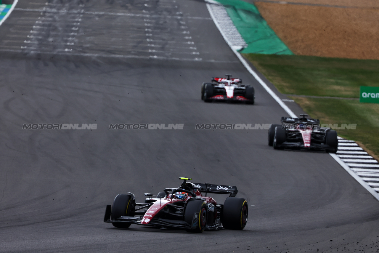 GP GRAN BRETAGNA, Zhou Guanyu (CHN) Alfa Romeo F1 Team C43.

09.07.2023. Formula 1 World Championship, Rd 11, British Grand Prix, Silverstone, England, Gara Day.

- www.xpbimages.com, EMail: requests@xpbimages.com © Copyright: Batchelor / XPB Images