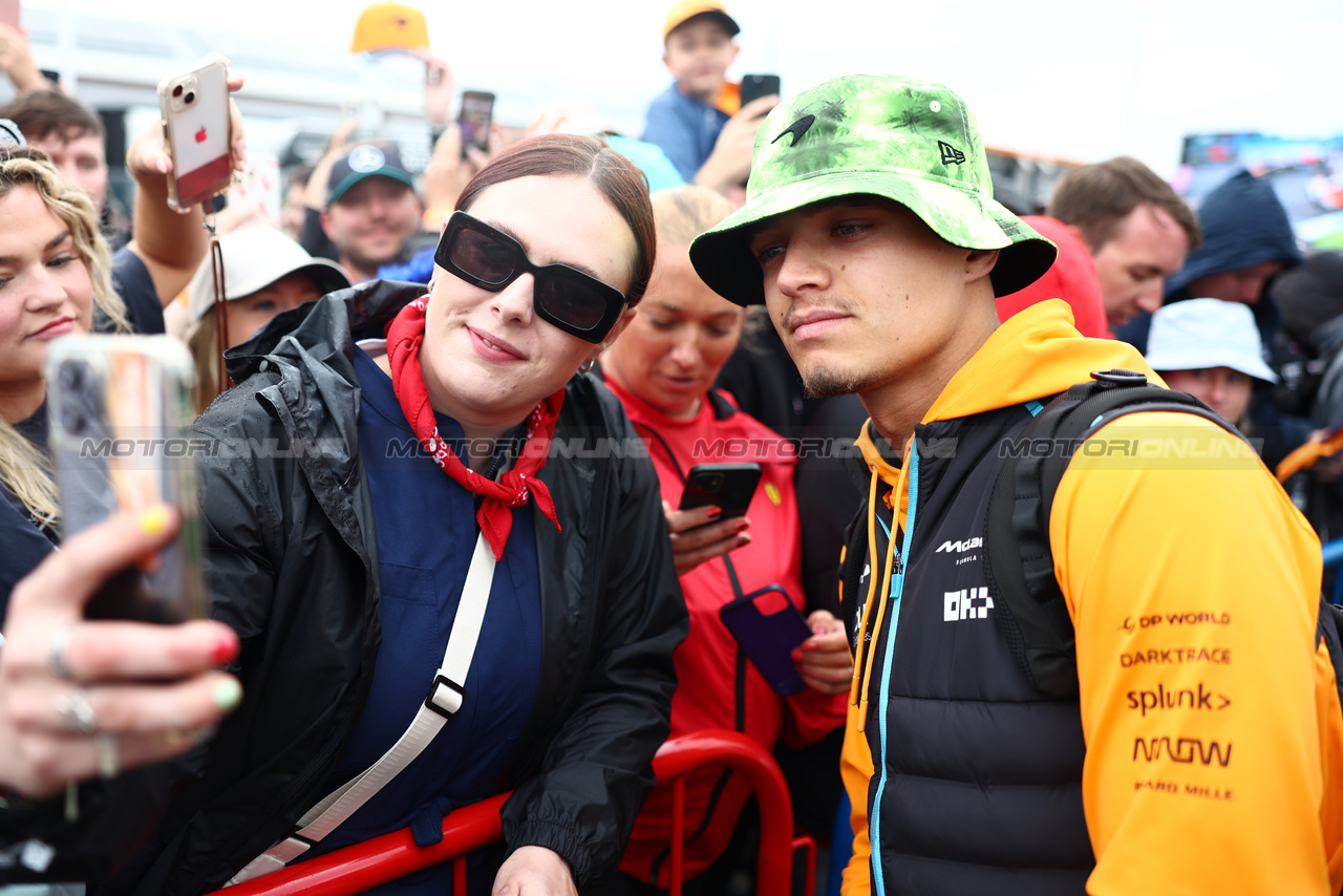 GP GRAN BRETAGNA, Lando Norris (GBR) McLaren with fans.

09.07.2023. Formula 1 World Championship, Rd 11, British Grand Prix, Silverstone, England, Gara Day.

 - www.xpbimages.com, EMail: requests@xpbimages.com © Copyright: Coates / XPB Images