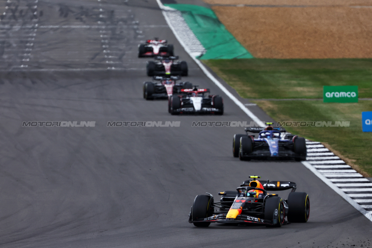 GP GRAN BRETAGNA, Sergio Perez (MEX) Red Bull Racing RB19.

09.07.2023. Formula 1 World Championship, Rd 11, British Grand Prix, Silverstone, England, Gara Day.

- www.xpbimages.com, EMail: requests@xpbimages.com © Copyright: Batchelor / XPB Images