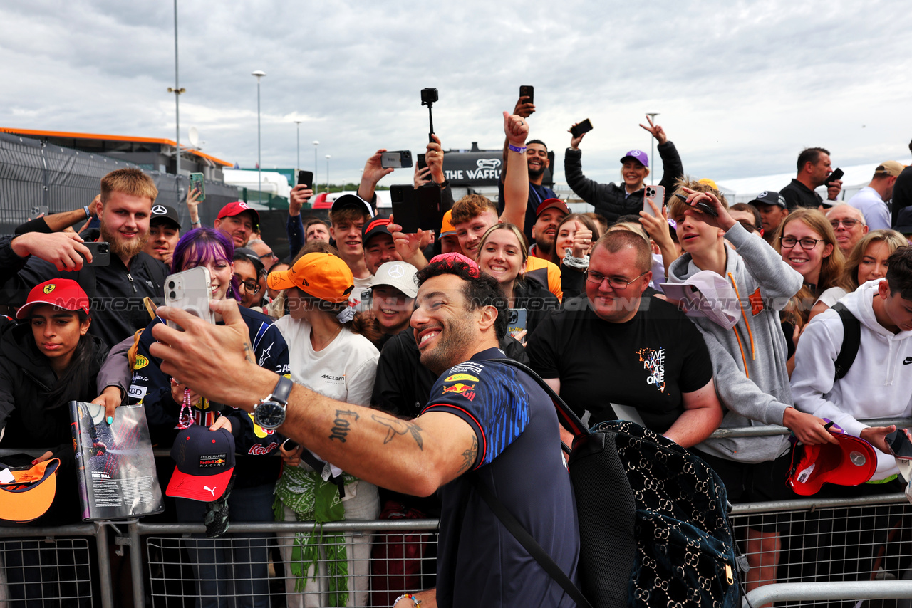 GP GRAN BRETAGNA, Daniel Ricciardo (AUS) Red Bull Racing Reserve e Third Driver with fans.

09.07.2023. Formula 1 World Championship, Rd 11, British Grand Prix, Silverstone, England, Gara Day.

 - www.xpbimages.com, EMail: requests@xpbimages.com © Copyright: Rew / XPB Images