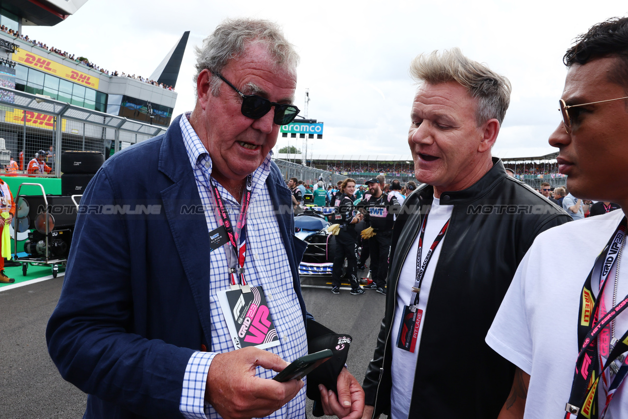 GP GRAN BRETAGNA, (L to R): Jeremy Clarkson (GBR) with Gordon Ramsey (GBR) Celebrity Chef on the grid.

09.07.2023. Formula 1 World Championship, Rd 11, British Grand Prix, Silverstone, England, Gara Day.

- www.xpbimages.com, EMail: requests@xpbimages.com © Copyright: Batchelor / XPB Images