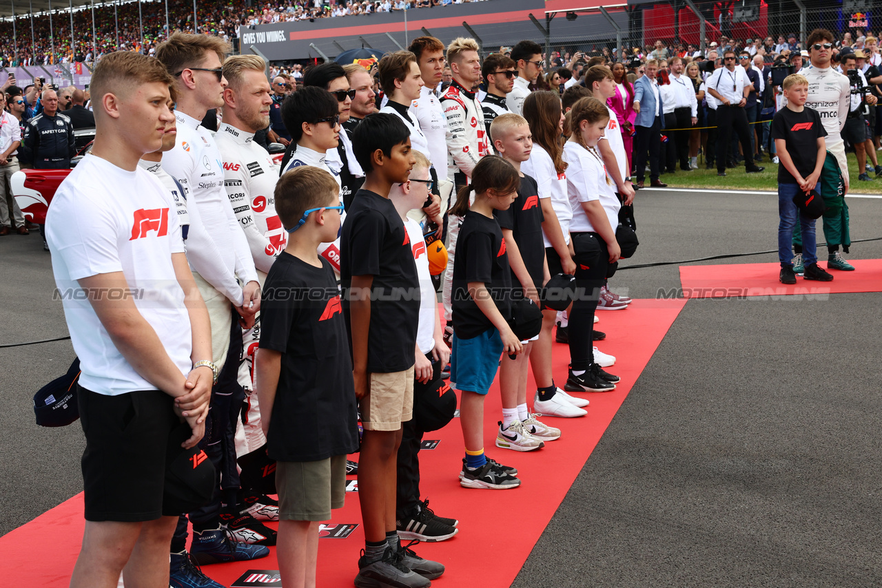 GP GRAN BRETAGNA, Drivers as the grid observes the national anthem.

09.07.2023. Formula 1 World Championship, Rd 11, British Grand Prix, Silverstone, England, Gara Day.

- www.xpbimages.com, EMail: requests@xpbimages.com © Copyright: Batchelor / XPB Images