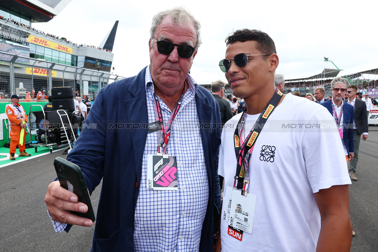GP GRAN BRETAGNA, (L to R): Jeremy Clarkson (GBR) with Thiago Silva (BRA) Football Player on the grid.

09.07.2023. Formula 1 World Championship, Rd 11, British Grand Prix, Silverstone, England, Gara Day.

- www.xpbimages.com, EMail: requests@xpbimages.com © Copyright: Batchelor / XPB Images
