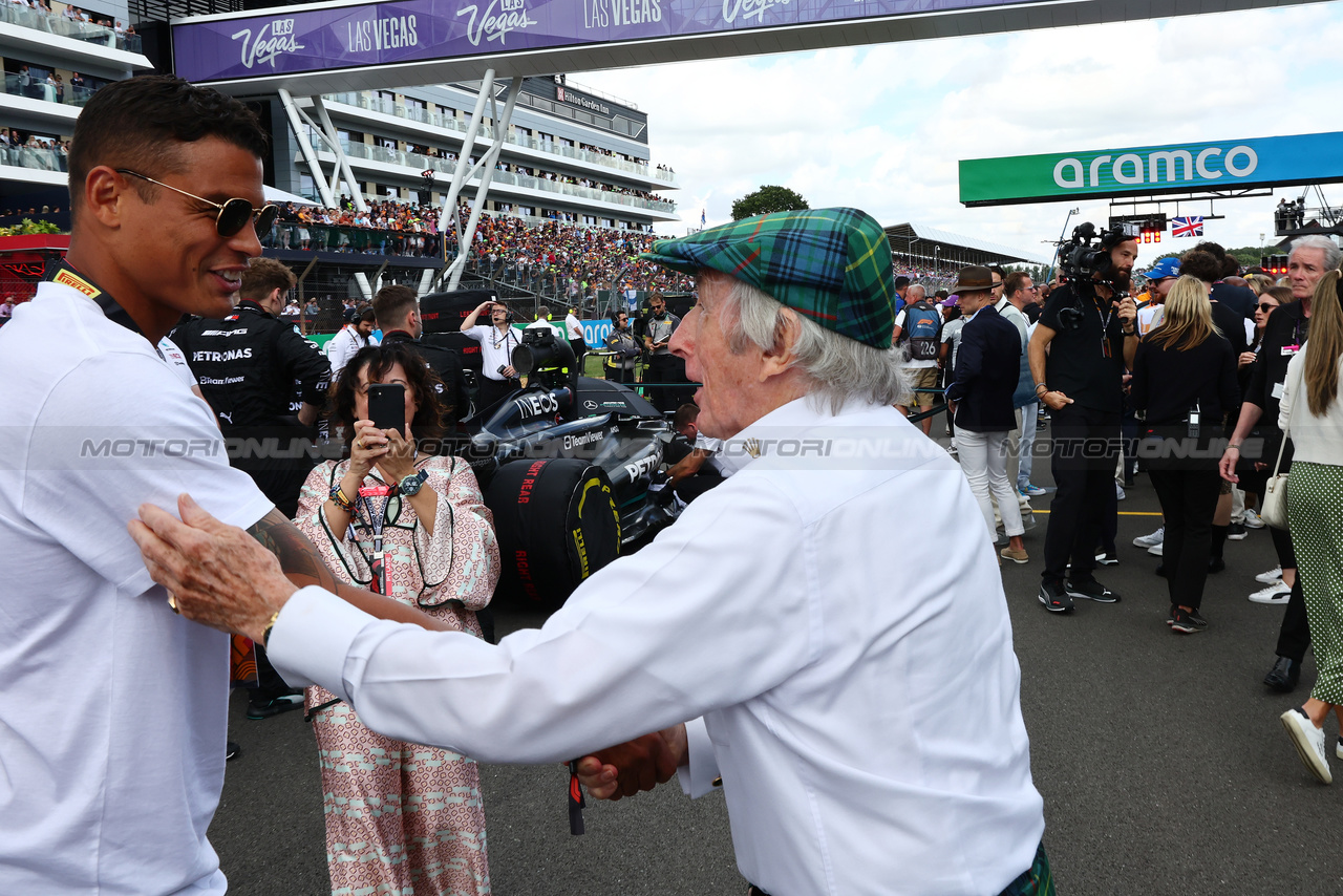 GP GRAN BRETAGNA, (L to R): Thiago Silva (BRA) Football Player with Jackie Stewart (GBR) on the grid.

09.07.2023. Formula 1 World Championship, Rd 11, British Grand Prix, Silverstone, England, Gara Day.

- www.xpbimages.com, EMail: requests@xpbimages.com © Copyright: Batchelor / XPB Images