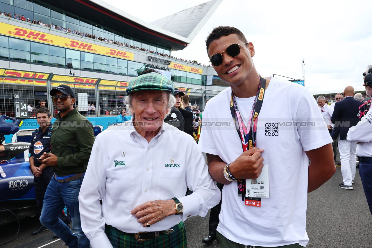 GP GRAN BRETAGNA, (L to R): Jackie Stewart (GBR) with Thiago Silva (BRA) Football Player on the grid.

09.07.2023. Formula 1 World Championship, Rd 11, British Grand Prix, Silverstone, England, Gara Day.

- www.xpbimages.com, EMail: requests@xpbimages.com © Copyright: Batchelor / XPB Images