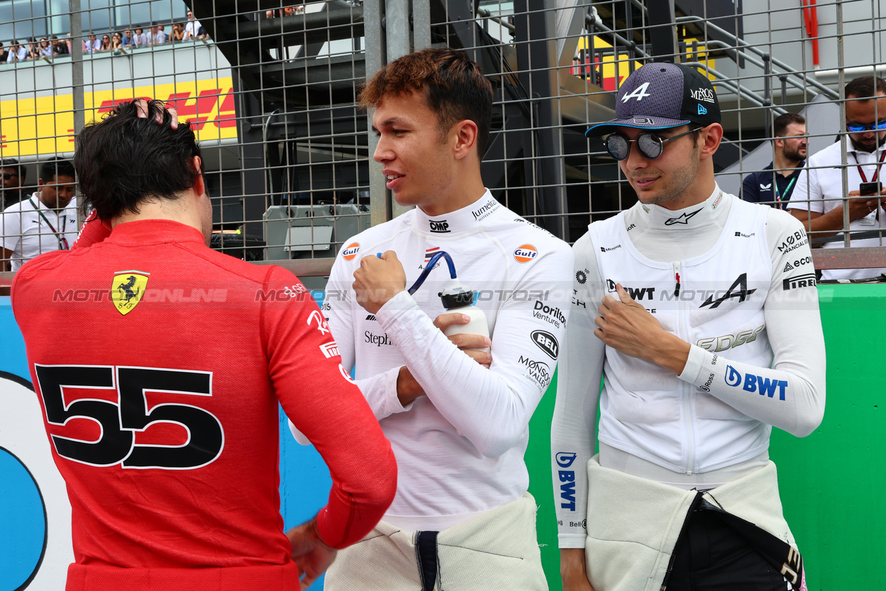 GP GRAN BRETAGNA, (L to R): Carlos Sainz Jr (ESP) Ferrari with Alexander Albon (THA) Williams Racing e Esteban Ocon (FRA) Alpine F1 Team on the grid.

09.07.2023. Formula 1 World Championship, Rd 11, British Grand Prix, Silverstone, England, Gara Day.

- www.xpbimages.com, EMail: requests@xpbimages.com © Copyright: Batchelor / XPB Images