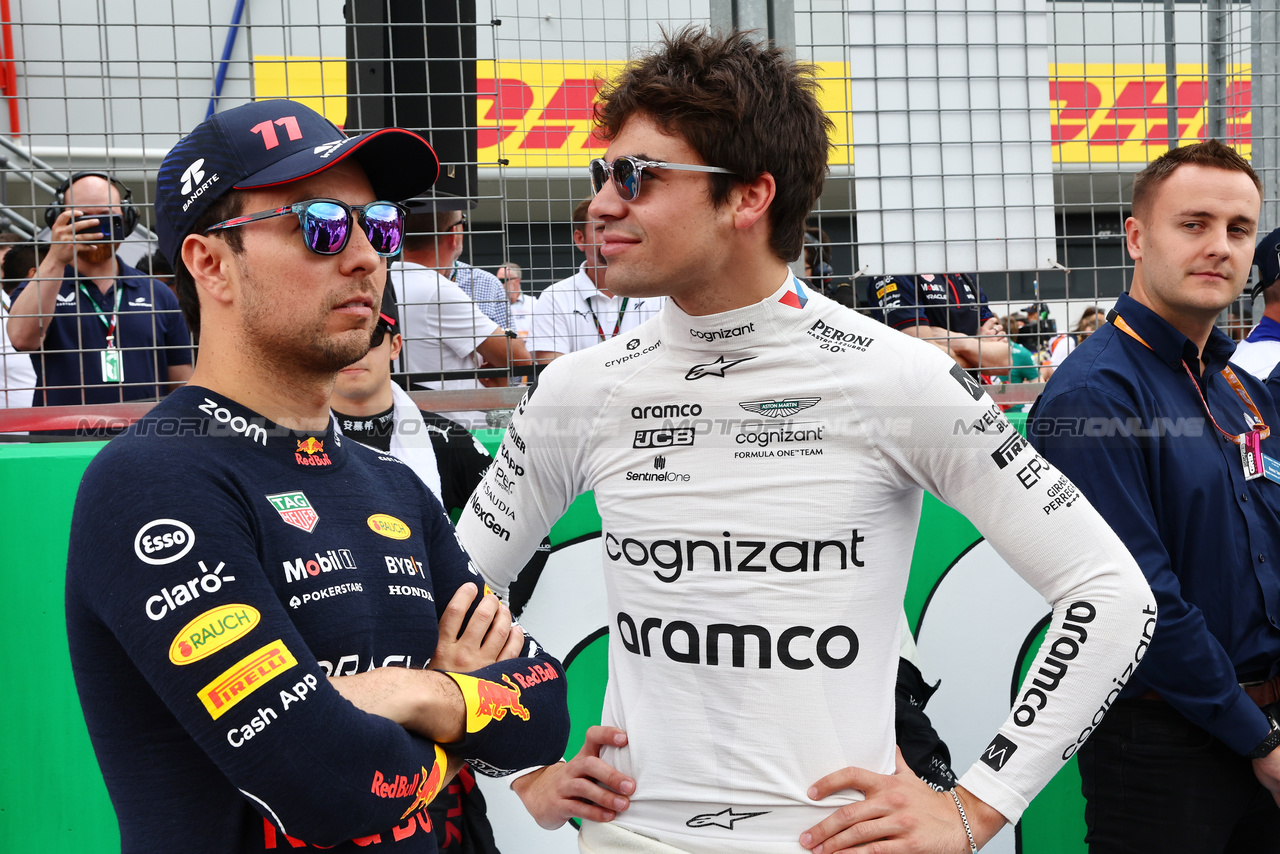 GP GRAN BRETAGNA, (L to R): Sergio Perez (MEX) Red Bull Racing with Lance Stroll (CDN) Aston Martin F1 Team on the grid.

09.07.2023. Formula 1 World Championship, Rd 11, British Grand Prix, Silverstone, England, Gara Day.

- www.xpbimages.com, EMail: requests@xpbimages.com © Copyright: Batchelor / XPB Images