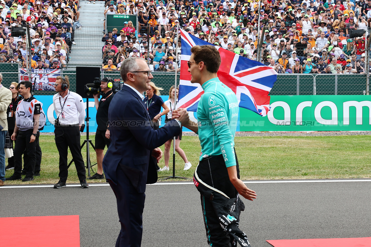 GP GRAN BRETAGNA, (L to R): Stefano Domenicali (ITA) Formula One President e CEO with George Russell (GBR) Mercedes AMG F1 on the grid.

09.07.2023. Formula 1 World Championship, Rd 11, British Grand Prix, Silverstone, England, Gara Day.

- www.xpbimages.com, EMail: requests@xpbimages.com © Copyright: Batchelor / XPB Images