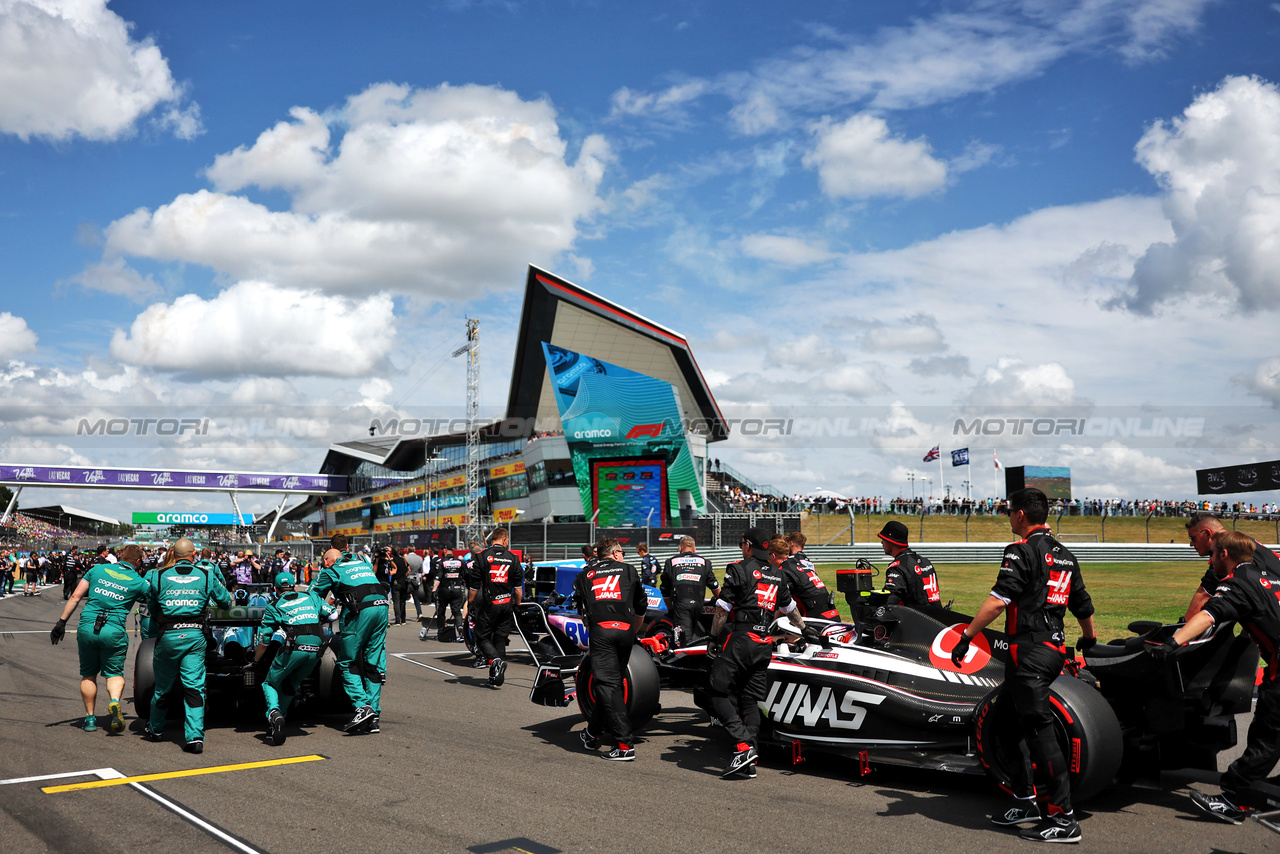 GP GRAN BRETAGNA, Nico Hulkenberg (GER) Haas VF-23 on the grid.

09.07.2023. Formula 1 World Championship, Rd 11, British Grand Prix, Silverstone, England, Gara Day.

- www.xpbimages.com, EMail: requests@xpbimages.com © Copyright: Bearne / XPB Images