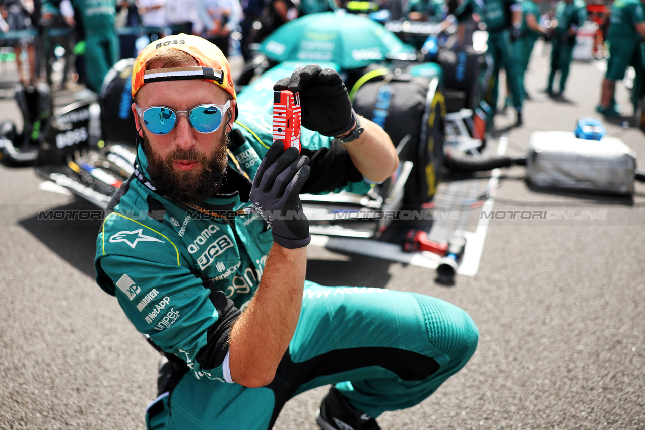GP GRAN BRETAGNA, Aston Martin F1 Team mechanic on the grid.

09.07.2023. Formula 1 World Championship, Rd 11, British Grand Prix, Silverstone, England, Gara Day.

- www.xpbimages.com, EMail: requests@xpbimages.com © Copyright: Bearne / XPB Images