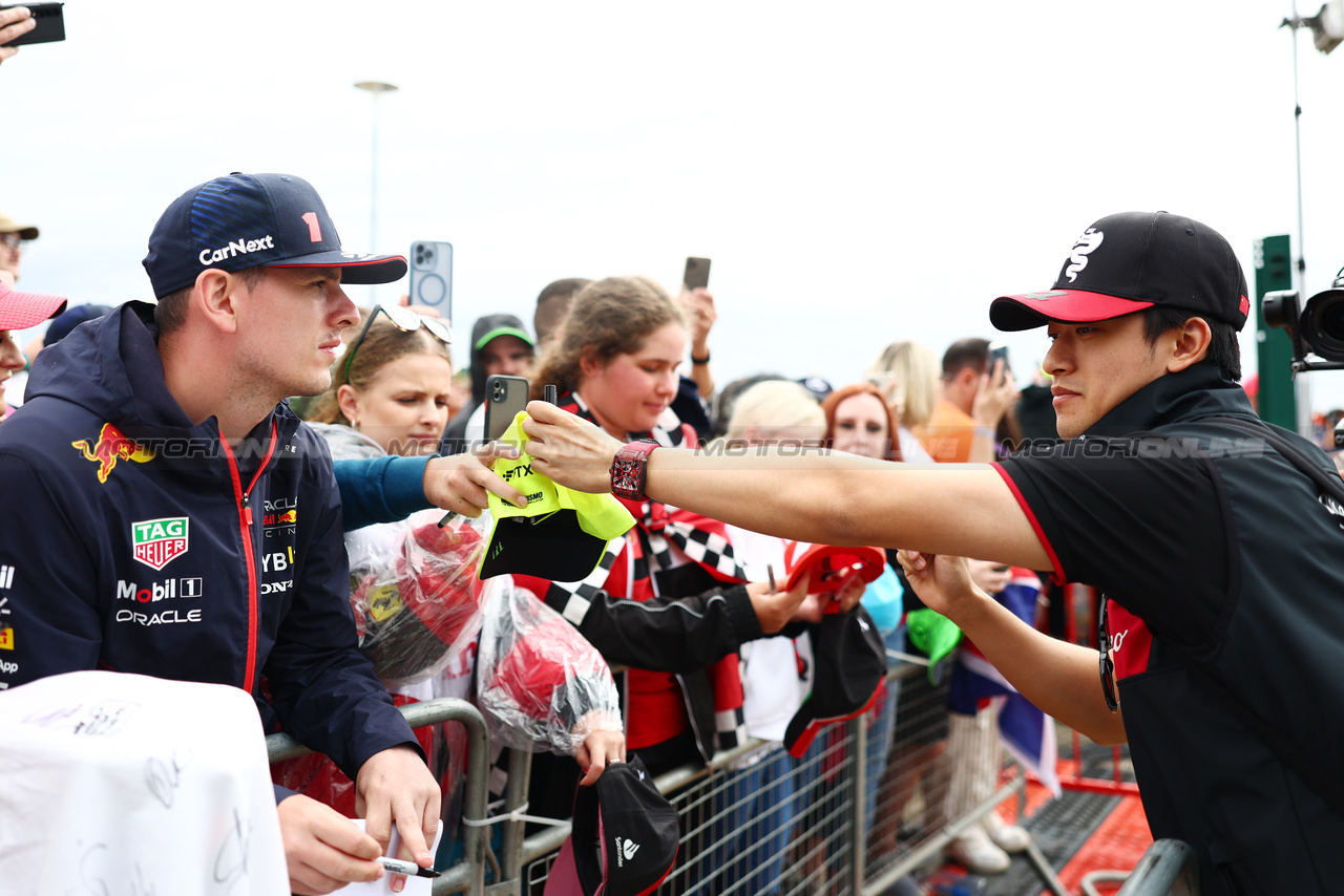 GP GRAN BRETAGNA, Zhou Guanyu (CHN) Alfa Romeo F1 Team with fans.

09.07.2023. Formula 1 World Championship, Rd 11, British Grand Prix, Silverstone, England, Gara Day.

 - www.xpbimages.com, EMail: requests@xpbimages.com © Copyright: Coates / XPB Images