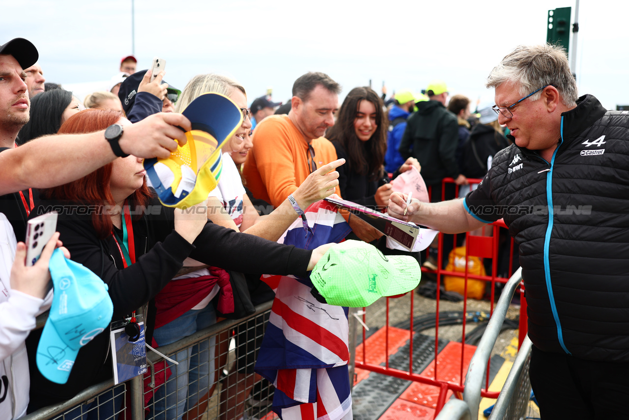 GP GRAN BRETAGNA, Otmar Szafnauer (USA) Alpine F1 Team, Team Principal with fans.

09.07.2023. Formula 1 World Championship, Rd 11, British Grand Prix, Silverstone, England, Gara Day.

 - www.xpbimages.com, EMail: requests@xpbimages.com © Copyright: Coates / XPB Images