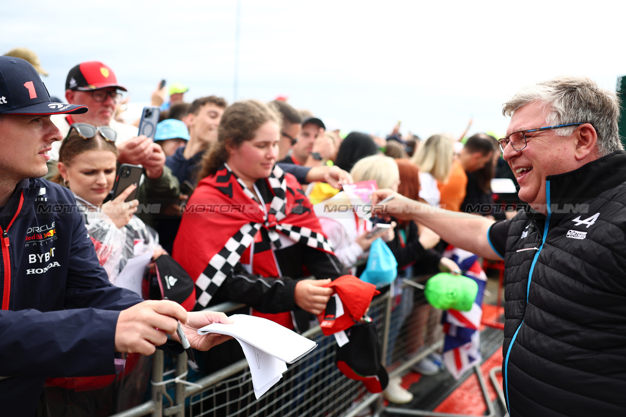 GP GRAN BRETAGNA, Otmar Szafnauer (USA) Alpine F1 Team, Team Principal with fans.

09.07.2023. Formula 1 World Championship, Rd 11, British Grand Prix, Silverstone, England, Gara Day.

 - www.xpbimages.com, EMail: requests@xpbimages.com © Copyright: Coates / XPB Images