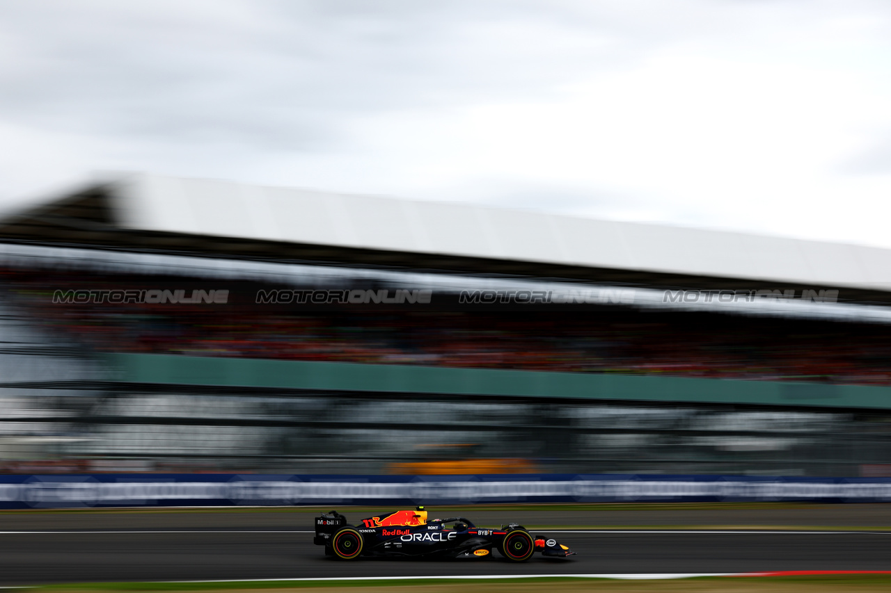 GP GRAN BRETAGNA, Sergio Perez (MEX) Red Bull Racing RB19.

09.07.2023. Formula 1 World Championship, Rd 11, British Grand Prix, Silverstone, England, Gara Day.

 - www.xpbimages.com, EMail: requests@xpbimages.com © Copyright: Coates / XPB Images