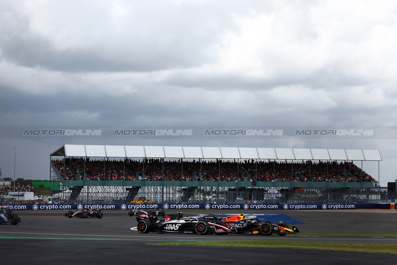 GP GRAN BRETAGNA, Nico Hulkenberg (GER) Haas VF-23 e Sergio Perez (MEX) Red Bull Racing RB19 battle for position.

09.07.2023. Formula 1 World Championship, Rd 11, British Grand Prix, Silverstone, England, Gara Day.

 - www.xpbimages.com, EMail: requests@xpbimages.com © Copyright: Coates / XPB Images