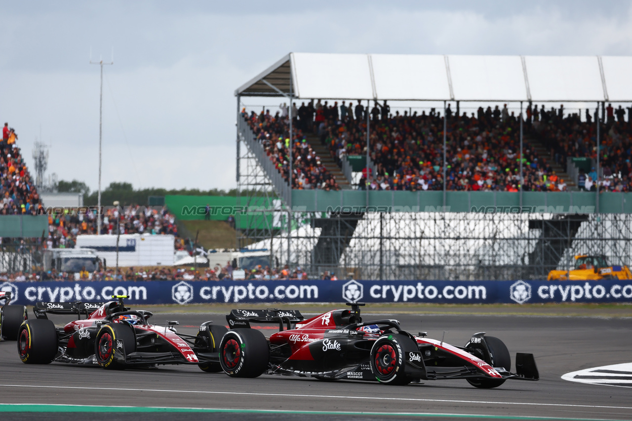 GP GRAN BRETAGNA, Valtteri Bottas (FIN) Alfa Romeo F1 Team C43 davanti a team mate Zhou Guanyu (CHN) Alfa Romeo F1 Team C43.

09.07.2023. Formula 1 World Championship, Rd 11, British Grand Prix, Silverstone, England, Gara Day.

 - www.xpbimages.com, EMail: requests@xpbimages.com © Copyright: Coates / XPB Images