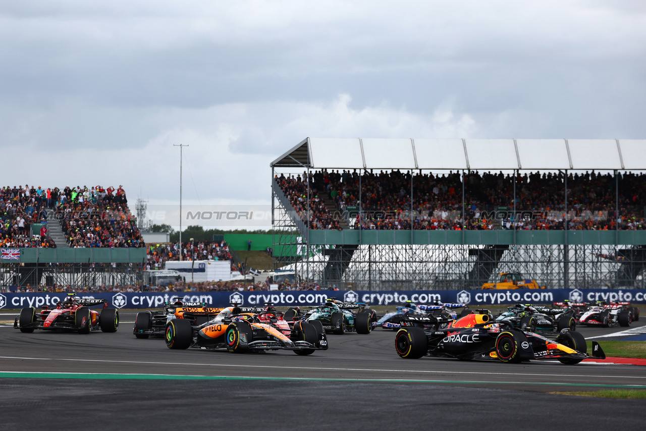 GP GRAN BRETAGNA, Max Verstappen (NLD) Red Bull Racing RB19 e Oscar Piastri (AUS) McLaren MCL60 at the partenza of the race.

09.07.2023. Formula 1 World Championship, Rd 11, British Grand Prix, Silverstone, England, Gara Day.

 - www.xpbimages.com, EMail: requests@xpbimages.com © Copyright: Coates / XPB Images