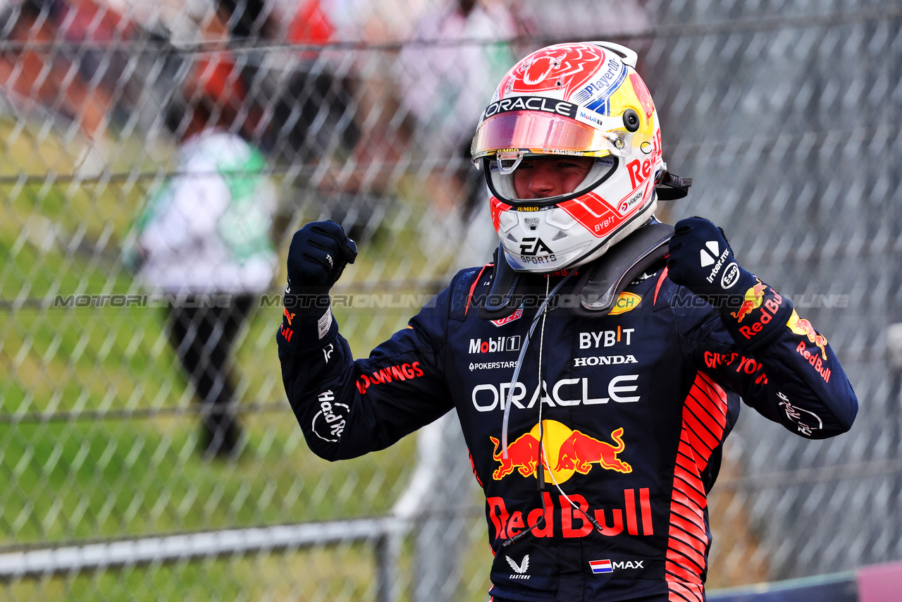 GP GRAN BRETAGNA, Gara winner Max Verstappen (NLD) Red Bull Racing celebrates in parc ferme.

09.07.2023. Formula 1 World Championship, Rd 11, British Grand Prix, Silverstone, England, Gara Day.

- www.xpbimages.com, EMail: requests@xpbimages.com © Copyright: Batchelor / XPB Images
