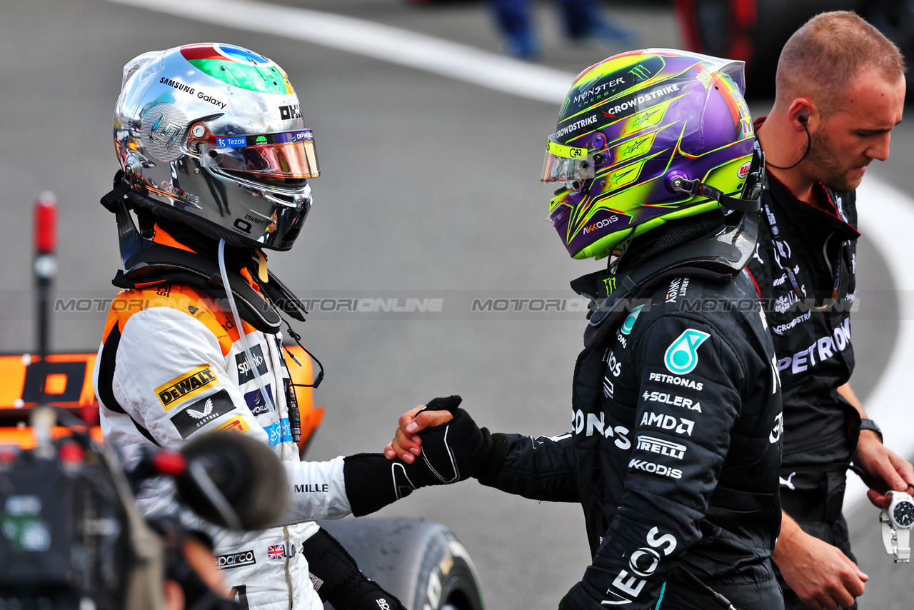 GP GRAN BRETAGNA, (L to R): Lando Norris (GBR) McLaren celebrates his second position with third placed Lewis Hamilton (GBR) Mercedes AMG F1.

09.07.2023. Formula 1 World Championship, Rd 11, British Grand Prix, Silverstone, England, Gara Day.

- www.xpbimages.com, EMail: requests@xpbimages.com © Copyright: Batchelor / XPB Images
