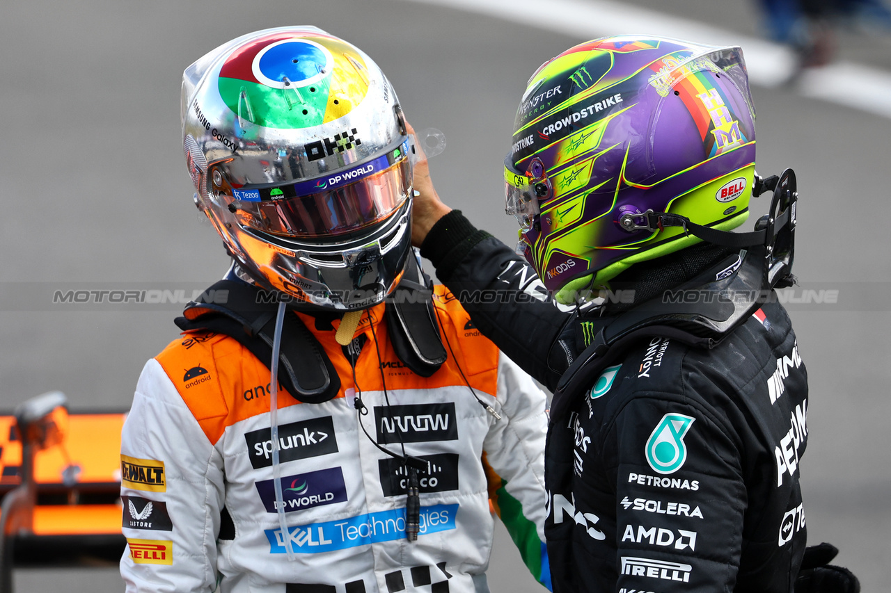 GP GRAN BRETAGNA, (L to R): Lando Norris (GBR) McLaren celebrates his second position with third placed Lewis Hamilton (GBR) Mercedes AMG F1.

09.07.2023. Formula 1 World Championship, Rd 11, British Grand Prix, Silverstone, England, Gara Day.

- www.xpbimages.com, EMail: requests@xpbimages.com © Copyright: Batchelor / XPB Images