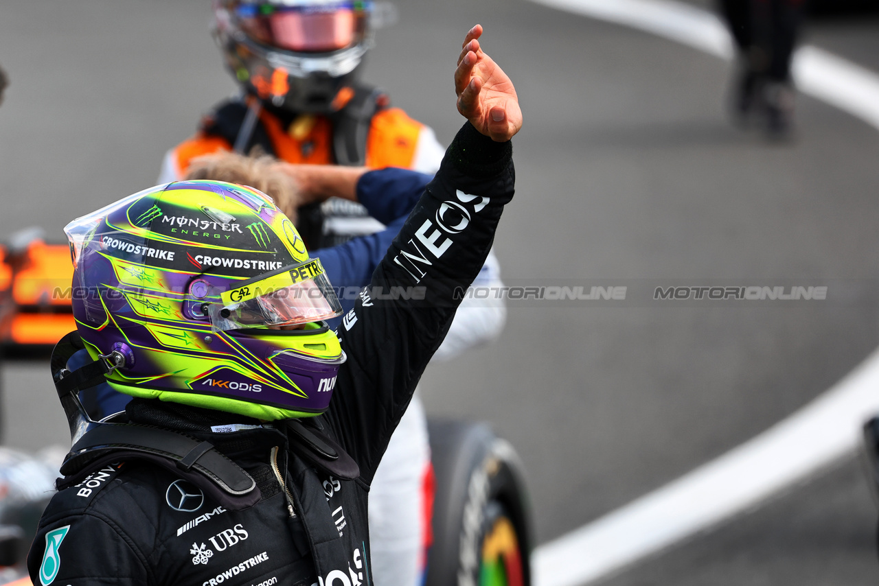 GP GRAN BRETAGNA, Lewis Hamilton (GBR) Mercedes AMG F1 celebrates his third position in parc ferme.

09.07.2023. Formula 1 World Championship, Rd 11, British Grand Prix, Silverstone, England, Gara Day.

- www.xpbimages.com, EMail: requests@xpbimages.com © Copyright: Batchelor / XPB Images