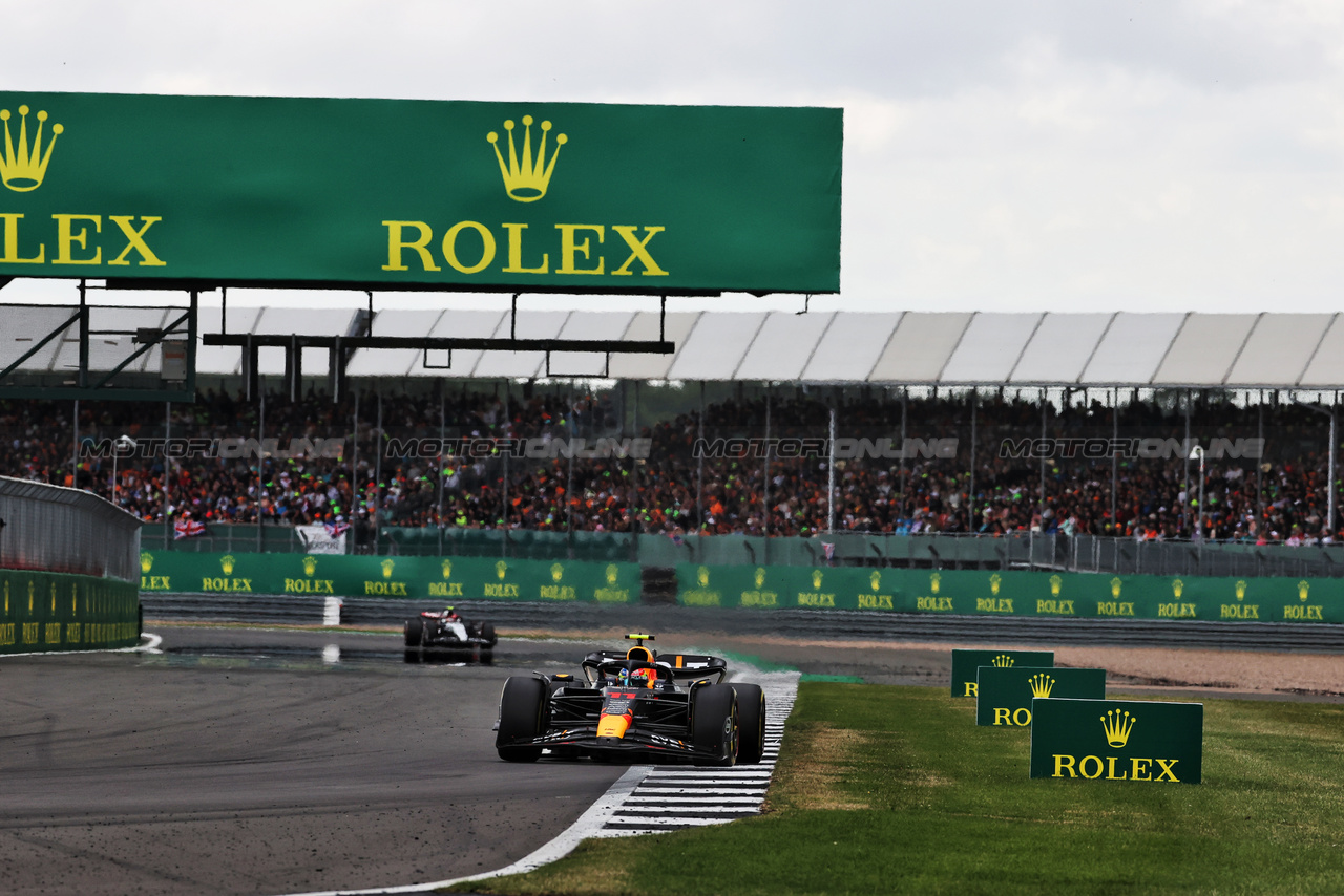 GP GRAN BRETAGNA, Sergio Perez (MEX) Red Bull Racing RB19.

09.07.2023. Formula 1 World Championship, Rd 11, British Grand Prix, Silverstone, England, Gara Day.

- www.xpbimages.com, EMail: requests@xpbimages.com © Copyright: Staley / XPB Images