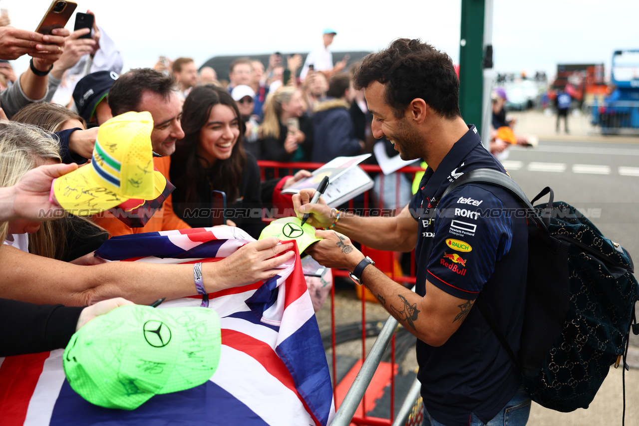 GP GRAN BRETAGNA, Daniel Ricciardo (AUS) Red Bull Racing Reserve e Third Driver with fans.

09.07.2023. Formula 1 World Championship, Rd 11, British Grand Prix, Silverstone, England, Gara Day.

 - www.xpbimages.com, EMail: requests@xpbimages.com © Copyright: Coates / XPB Images