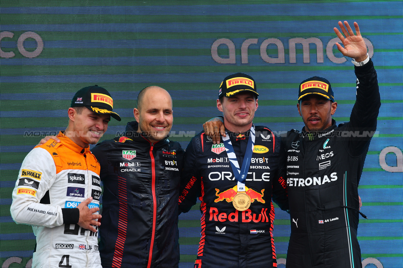 GP GRAN BRETAGNA, 1st place Max Verstappen (NLD) Red Bull Racing RB19 with Gianpiero Lambiase (ITA) Red Bull Racing Engineer , 2nd place Lando Norris (GBR) McLaren MCL60 e 3rd place Lewis Hamilton (GBR) Mercedes AMG F1 W14.
09.07.2023. Formula 1 World Championship, Rd 11, British Grand Prix, Silverstone, England, Gara Day.
- www.xpbimages.com, EMail: requests@xpbimages.com © Copyright: Batchelor / XPB Images