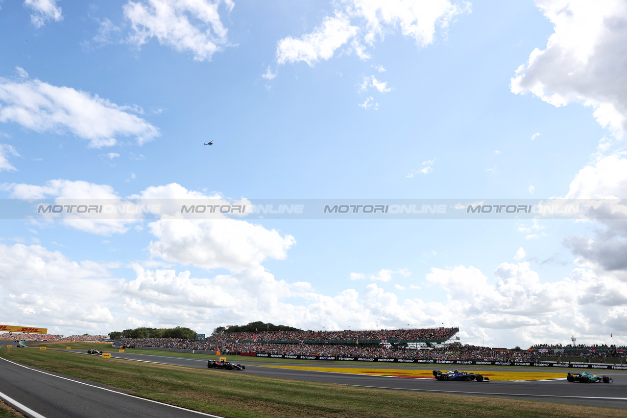 GP GRAN BRETAGNA, Lance Stroll (CDN) Aston Martin F1 Team AMR23 davanti a Logan Sargeant (USA) Williams Racing FW45.

09.07.2023. Formula 1 World Championship, Rd 11, British Grand Prix, Silverstone, England, Gara Day.

- www.xpbimages.com, EMail: requests@xpbimages.com © Copyright: Staley / XPB Images