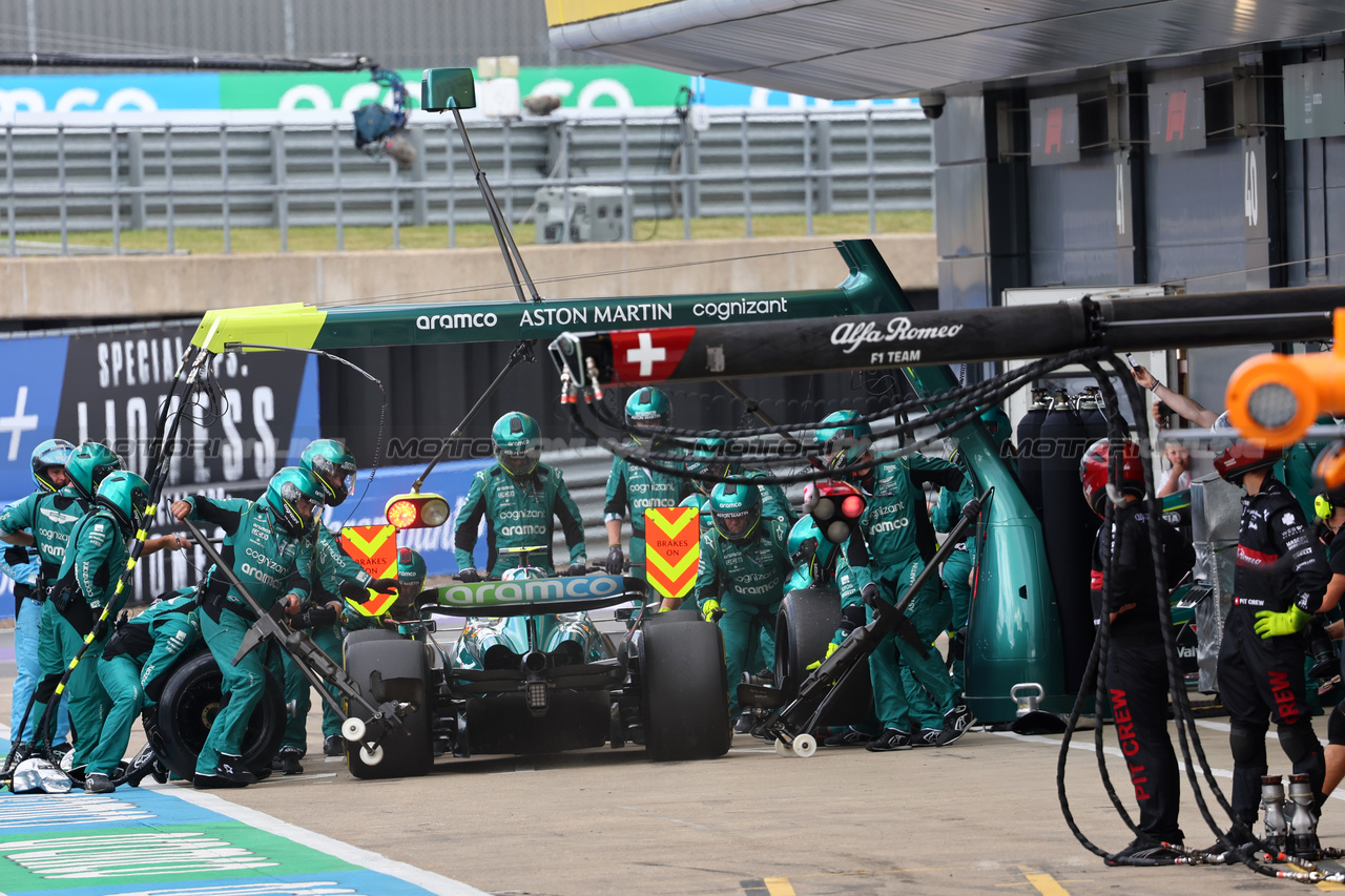 GP GRAN BRETAGNA, Fernando Alonso (ESP) Aston Martin F1 Team AMR23 makes a pit stop.

09.07.2023. Formula 1 World Championship, Rd 11, British Grand Prix, Silverstone, England, Gara Day.

- www.xpbimages.com, EMail: requests@xpbimages.com © Copyright: Batchelor / XPB Images