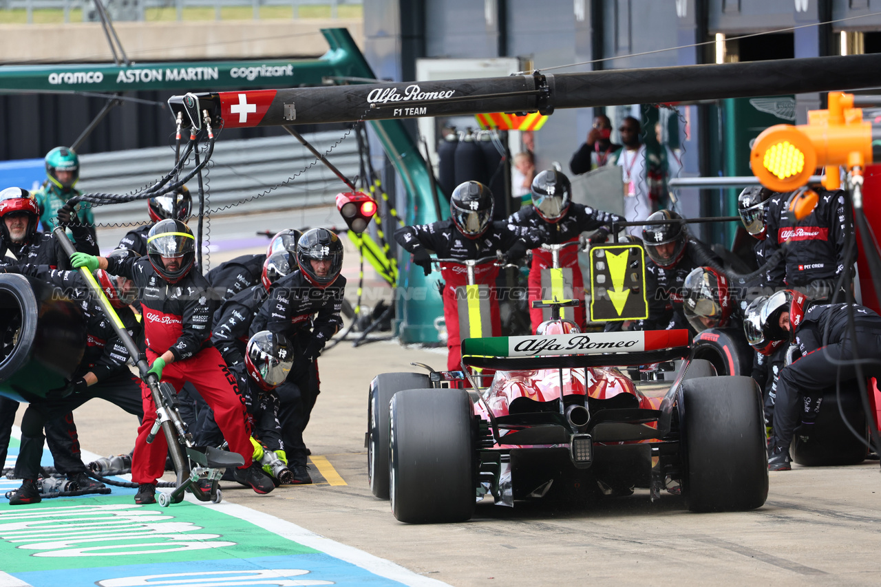 GP GRAN BRETAGNA, Zhou Guanyu (CHN) Alfa Romeo F1 Team C43 makes a pit stop.

09.07.2023. Formula 1 World Championship, Rd 11, British Grand Prix, Silverstone, England, Gara Day.

- www.xpbimages.com, EMail: requests@xpbimages.com © Copyright: Batchelor / XPB Images