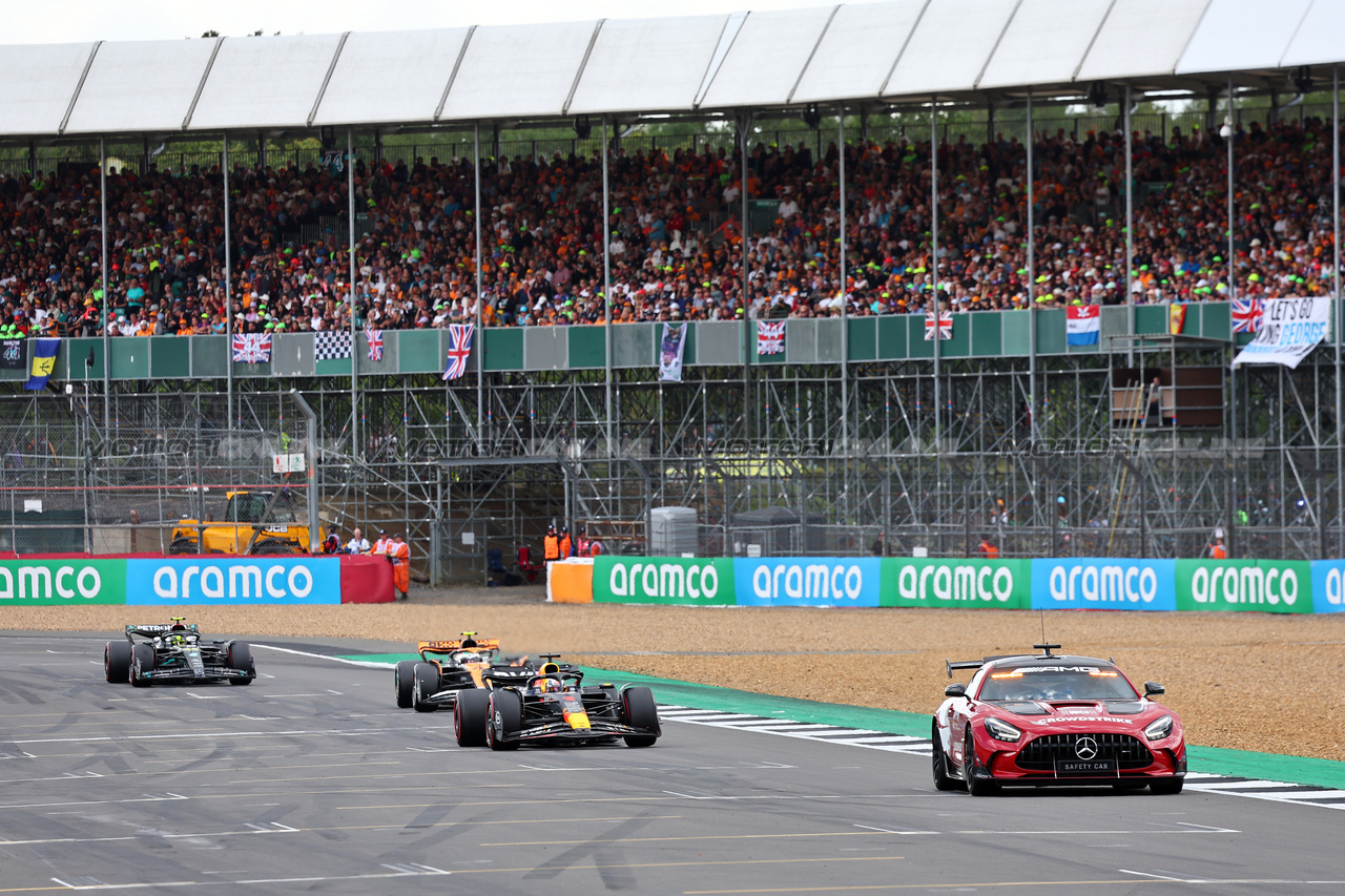 GP GRAN BRETAGNA, Max Verstappen (NLD) Red Bull Racing RB19 davanti a behind the Mercedes AMG FIA Safety Car.

09.07.2023. Formula 1 World Championship, Rd 11, British Grand Prix, Silverstone, England, Gara Day.

- www.xpbimages.com, EMail: requests@xpbimages.com © Copyright: Batchelor / XPB Images