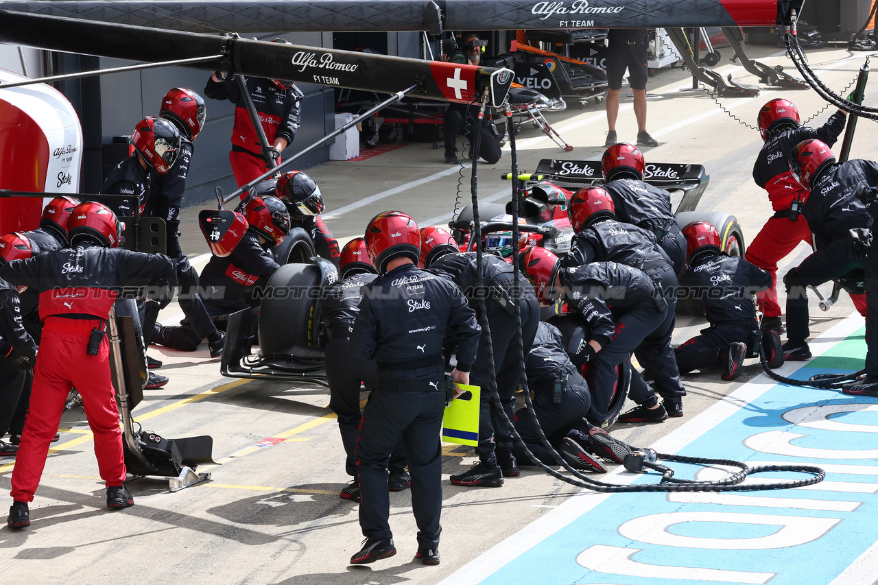 GP GRAN BRETAGNA, Zhou Guanyu (CHN) Alfa Romeo F1 Team C43 makes a pit stop.

09.07.2023. Formula 1 World Championship, Rd 11, British Grand Prix, Silverstone, England, Gara Day.

- www.xpbimages.com, EMail: requests@xpbimages.com © Copyright: Batchelor / XPB Images