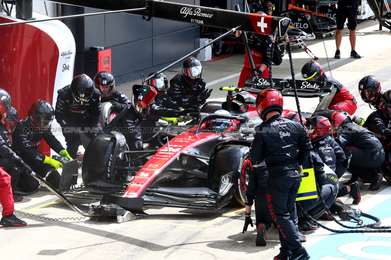 GP GRAN BRETAGNA, Zhou Guanyu (CHN) Alfa Romeo F1 Team C43 makes a pit stop.

09.07.2023. Formula 1 World Championship, Rd 11, British Grand Prix, Silverstone, England, Gara Day.

- www.xpbimages.com, EMail: requests@xpbimages.com © Copyright: Batchelor / XPB Images