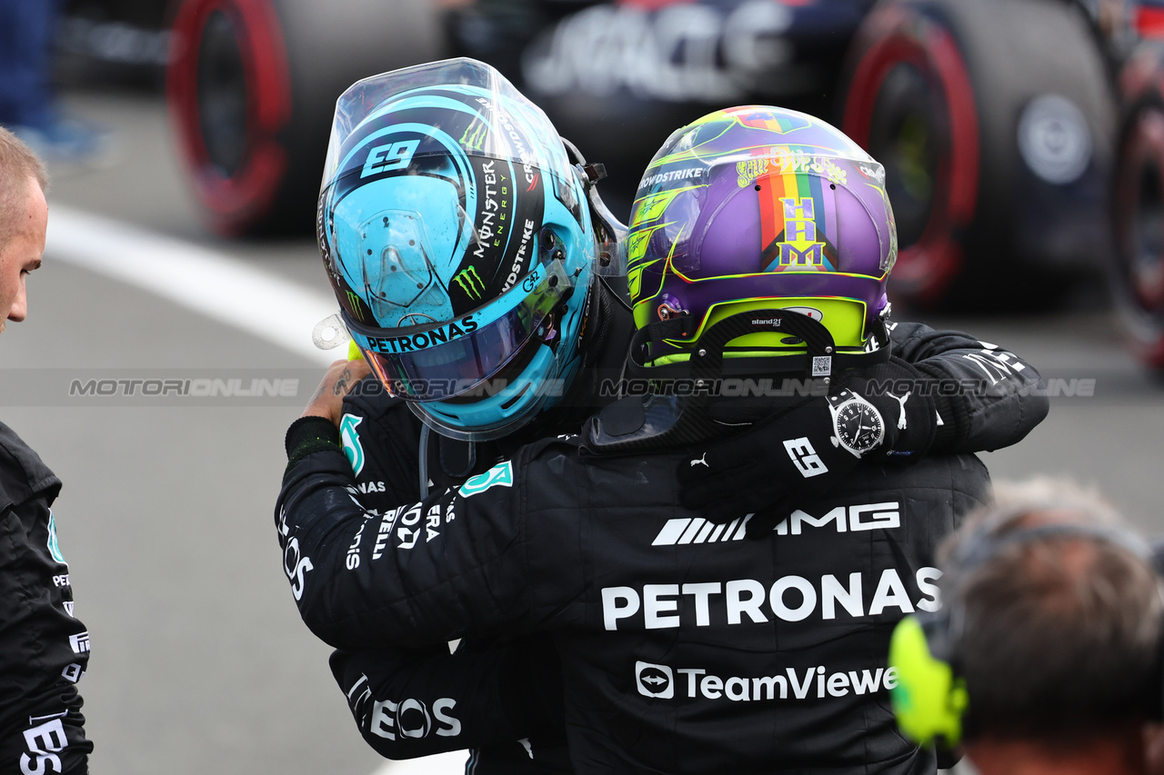 GP GRAN BRETAGNA, George Russell (GBR) Mercedes AMG F1 W14 with Lewis Hamilton (GBR) Mercedes AMG F1.
09.07.2023. Formula 1 World Championship, Rd 11, British Grand Prix, Silverstone, England, Gara Day.
- www.xpbimages.com, EMail: requests@xpbimages.com © Copyright: Batchelor / XPB Images