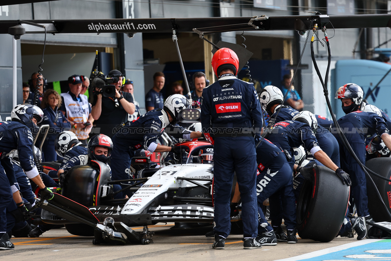 GP GRAN BRETAGNA, Nyck de Vries (NLD) AlphaTauri AT04 makes a pit stop.

09.07.2023. Formula 1 World Championship, Rd 11, British Grand Prix, Silverstone, England, Gara Day.

- www.xpbimages.com, EMail: requests@xpbimages.com © Copyright: Batchelor / XPB Images