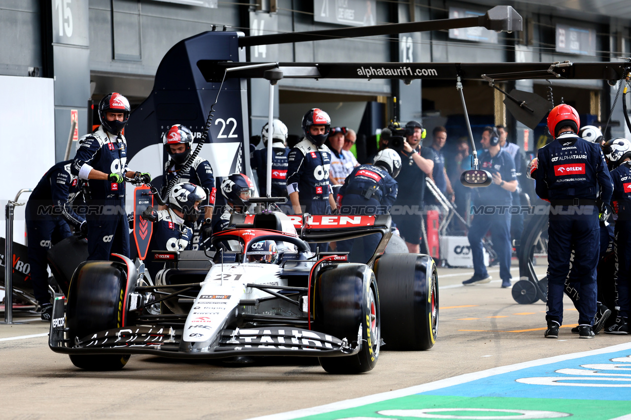 GP GRAN BRETAGNA, Nyck de Vries (NLD) AlphaTauri AT04 makes a pit stop.

09.07.2023. Formula 1 World Championship, Rd 11, British Grand Prix, Silverstone, England, Gara Day.

- www.xpbimages.com, EMail: requests@xpbimages.com © Copyright: Batchelor / XPB Images