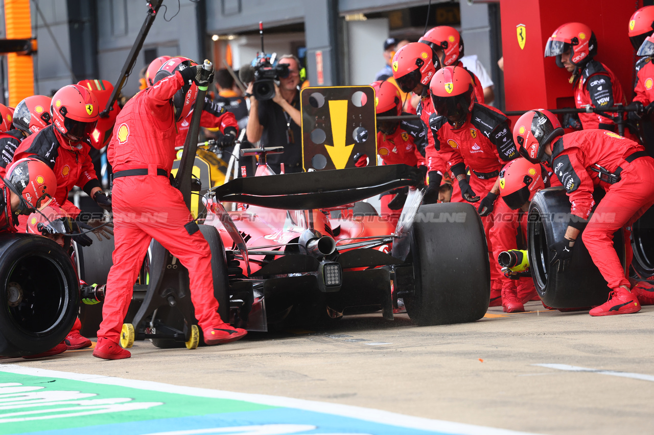 GP GRAN BRETAGNA, Charles Leclerc (MON) Ferrari SF-23 makes a pit stop.

09.07.2023. Formula 1 World Championship, Rd 11, British Grand Prix, Silverstone, England, Gara Day.

- www.xpbimages.com, EMail: requests@xpbimages.com © Copyright: Batchelor / XPB Images