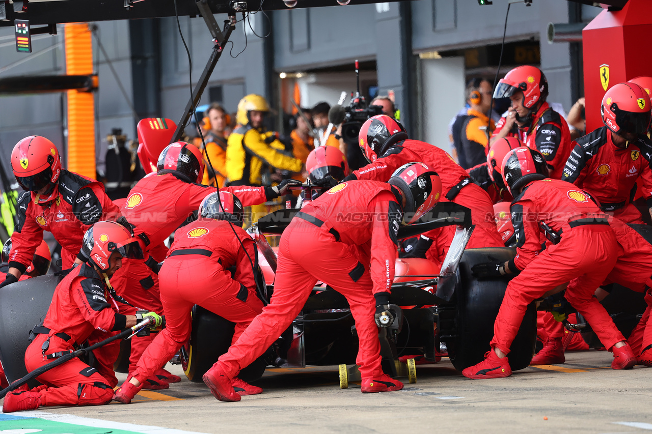 GP GRAN BRETAGNA, Charles Leclerc (MON) Ferrari SF-23 makes a pit stop.

09.07.2023. Formula 1 World Championship, Rd 11, British Grand Prix, Silverstone, England, Gara Day.

- www.xpbimages.com, EMail: requests@xpbimages.com © Copyright: Batchelor / XPB Images