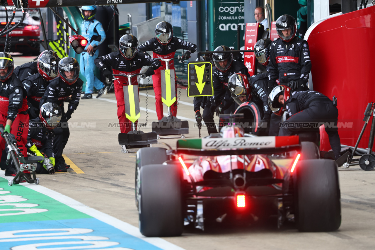 GP GRAN BRETAGNA, Valtteri Bottas (FIN) Alfa Romeo F1 Team C43 makes a pit stop.

09.07.2023. Formula 1 World Championship, Rd 11, British Grand Prix, Silverstone, England, Gara Day.

- www.xpbimages.com, EMail: requests@xpbimages.com © Copyright: Batchelor / XPB Images