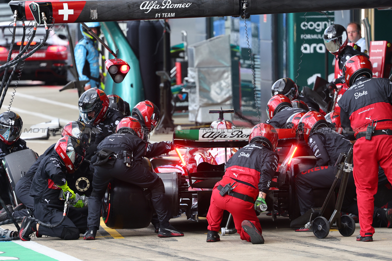 GP GRAN BRETAGNA, Valtteri Bottas (FIN) Alfa Romeo F1 Team C43 makes a pit stop.

09.07.2023. Formula 1 World Championship, Rd 11, British Grand Prix, Silverstone, England, Gara Day.

- www.xpbimages.com, EMail: requests@xpbimages.com © Copyright: Batchelor / XPB Images